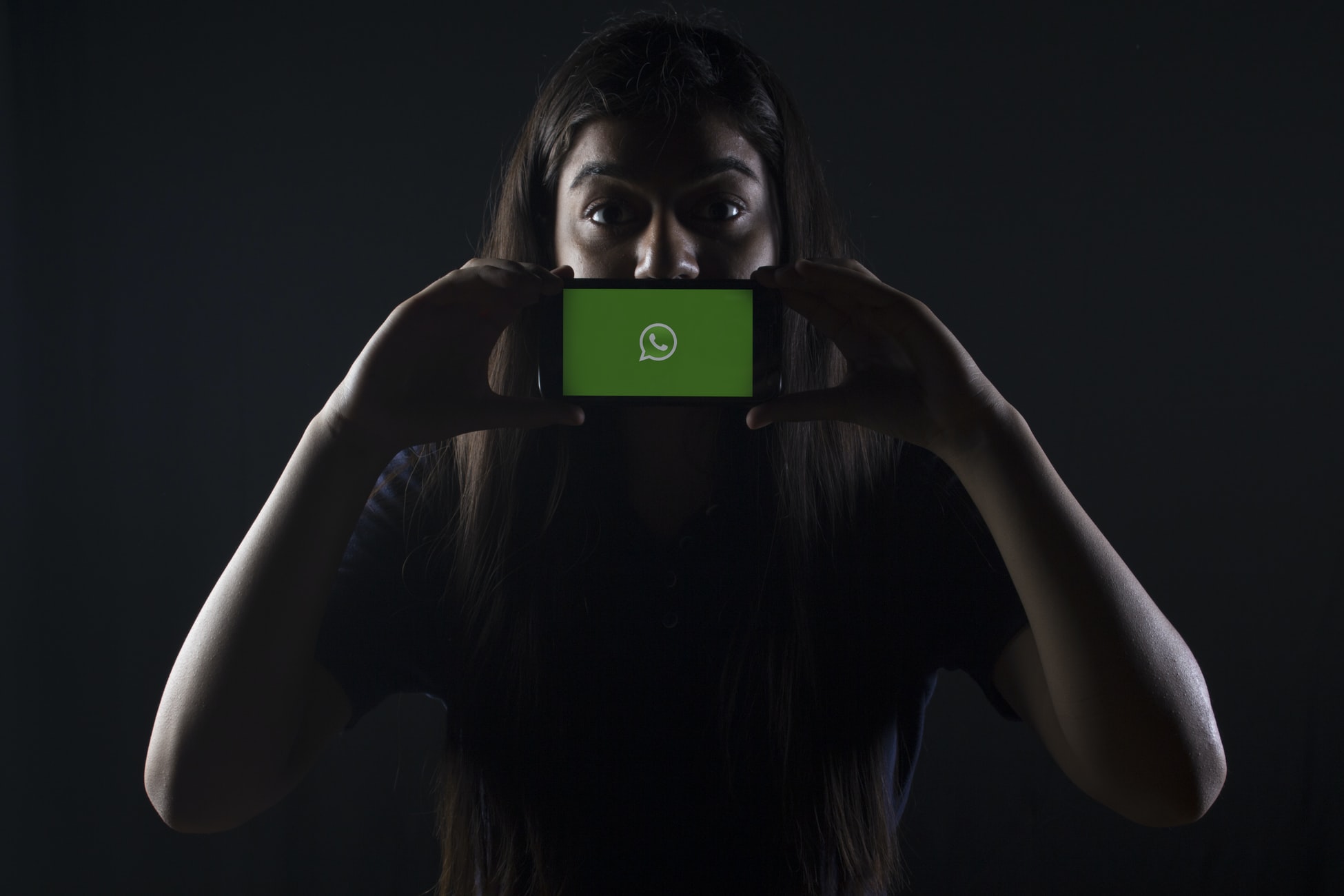 Logo WhatsApp devant une silhouette