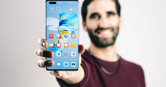 Le Huawei Mate 40 Pro en main // Source : Arnaud Gelineau – Frandroid Le Huawei Mate 40 Pro en main // Source : Arnaud Gelineau – Frandroid