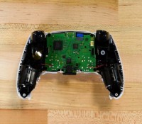 La manette DualSense de la PS5 ouverte // Source : iFixit