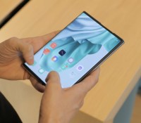 L'Oppo X 2021 en main dans son format étendu // Source : Frandroid