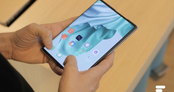 L'Oppo X 2021 en main dans son format étendu // Source : Frandroid L'Oppo X 2021 en main dans son format étendu // Source : Frandroid