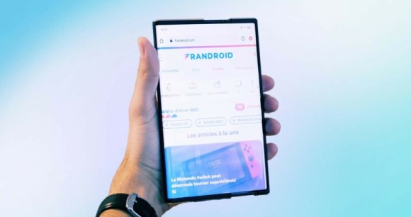 L'Oppo X 2021 étendu et tenu en main // Source : Arnaud Gelineau - Frandroid L'Oppo X 2021 étendu et tenu en main // Source : Arnaud Gelineau - Frandroid