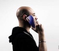 Ce serait quand même plus pratique en alignant le téléphone avec l'oreille // Source : Arnaud Gelineau - Frandroid