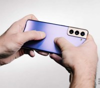 Le plastique du Galaxy S21 ne se courbe pas à la moindre pression // Source : Arnaud Gelineau - Frandroid