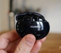 Les Huawei FreeBuds 4i dans leur boîtier // Source : Frandroid
