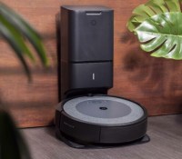L'aspirateur robot iRobot Roomba i3+ et sa Clean Base // Source : Frandroid / Yazid Amer // Source : Frandroid / Yazid Amer