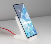 Le chargeur sans fil de OnePlus  // Source : Arnaud Gelineau - Frandroid