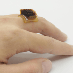 Un gadget conçu pour transformer la chaleur de votre corps en énergie pour votre smartphone Un gadget conçu pour transformer la chaleur de votre corps en énergie pour votre smartphone