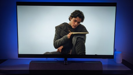 Une belle capacité à utiliser le Dolby Vision pour mettre en lumière les vêtements de Marco