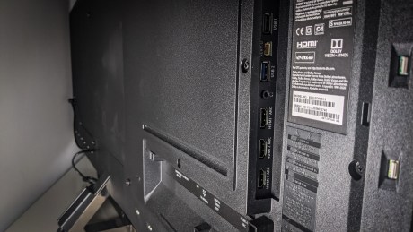 La connectique disposée au dos du téléviseur