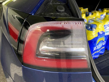 Un problème connu de condensation dans les optiques arrières, pris en charge par Tesla dans le cadre de la garantie // Source : Bob Jouy pour Frandroid