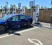 Tesla Model 3 se rechargeant sur une borne iONITY // Source : Bob Jouy pour Frandroid
