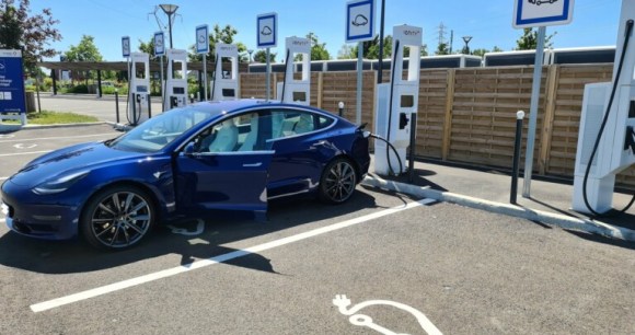 Tesla Model 3 se rechargeant sur une borne iONITY // Source : Bob Jouy pour Frandroid