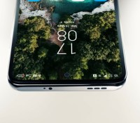 Ce deuxième haut-parleur s'invite sur la tranche supérieur du téléphone // Source : Arnaud Gelineau pour Frandroid