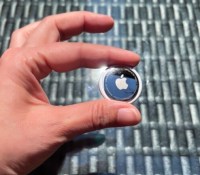 Le AirTag mesure à peine 3 cm de diamètre pour 11 grammes // Source : FRANDROID / Melinda DAVAN-SOULAS