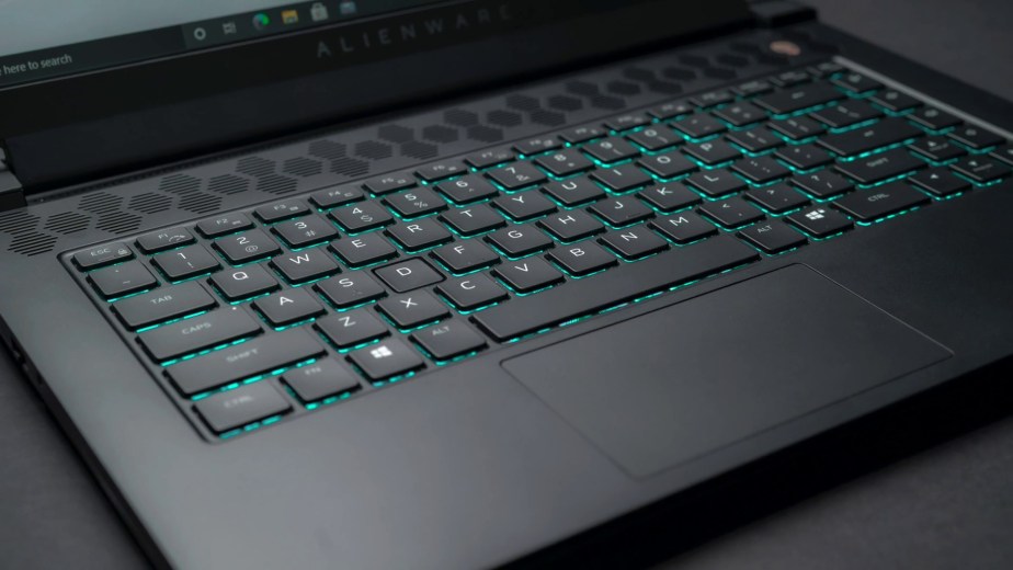 Alienware m15 Ryzen Edition (4)