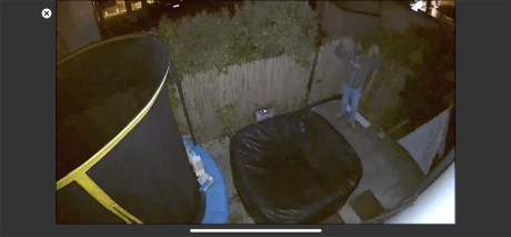 Simulation d'intrusion en extérieur avec projecteur activé  // Source : Frandroid / Yazid Amer