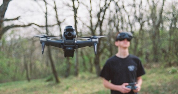 Le DJI FPV au décollage // Source : Thomas Ninet pour Frandroid