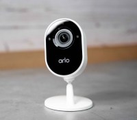La caméra Arlo Essential Indoor et son pied articulé // Source : FRANDROID / Anthony WONNER