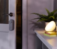 La serrure Linus se déverrouille et la lumière Philips Hue s'allume // Source : Yale