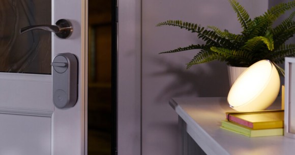 La serrure Linus se déverrouille et la lumière Philips Hue s'allume // Source : Yale