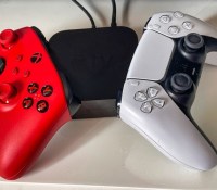 Les manettes PS5 et Xbox Series sont désormais compatibles avec l'Apple TV // Source : Frandroid