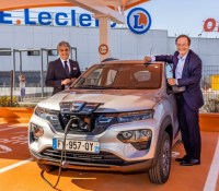 Michel-Edouard Leclerc qui annonce l'arrivée de la Dacia Spring à son catalogue