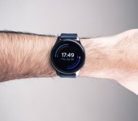 La OnePlus Watch portée au poignet // Source : Arnaud Gelineau - Frandroid