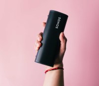 La Sonos Roam tient parfaitement en main // Source : FRANDROID / Arnaud GELINEAU