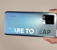 Le Realme 8 Pro et son slogan au dos // Source : Frandroid Le Realme 8 Pro et son slogan au dos // Source : Frandroid