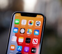 Les iPhone 12 / 12 Pro actuels misent toujours sur un modem Qualcomm, mais Apple travaille depuis quelques années déjà sur ses propres puces 5G // Source : Frederik Lipfert - Unsplash