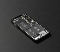 Un smartphone ouvert, batterie apparente // Source : Tyler Lastovich sur Pexels