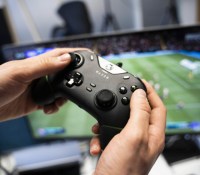 Manette Razer Wolverine V2 // Source : Arnaud Gelineau - Frandroid
