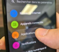 Dans les menus, lorsqu'on appuie sur une catégorie, un effet de vague façon glitch apparait. // Source : Frandroid