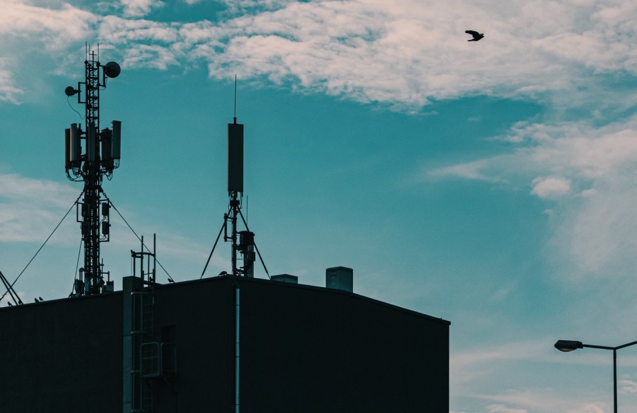 Des antennes installées sur le toit d'un immeuble polonais, pour illustration // Source : Jakub Pabis - Unsplash