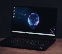 L'Alienware M15 R5 adopte une robe noire. // Source : Frandroid - Anthony Wonner L'Alienware M15 R5 adopte une robe noire. // Source : Frandroid - Anthony Wonner