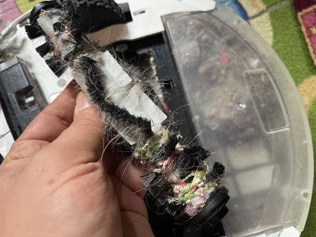 Les fils et cheveux s'enroulent très facilement, ils ne bloquent pas la mécanique mais abîment la brosse centrale // Source : Frandroid / Yazid Amer
