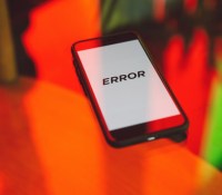 Un smartphone affichant un message d'erreur (illustration) // Source : Pexels