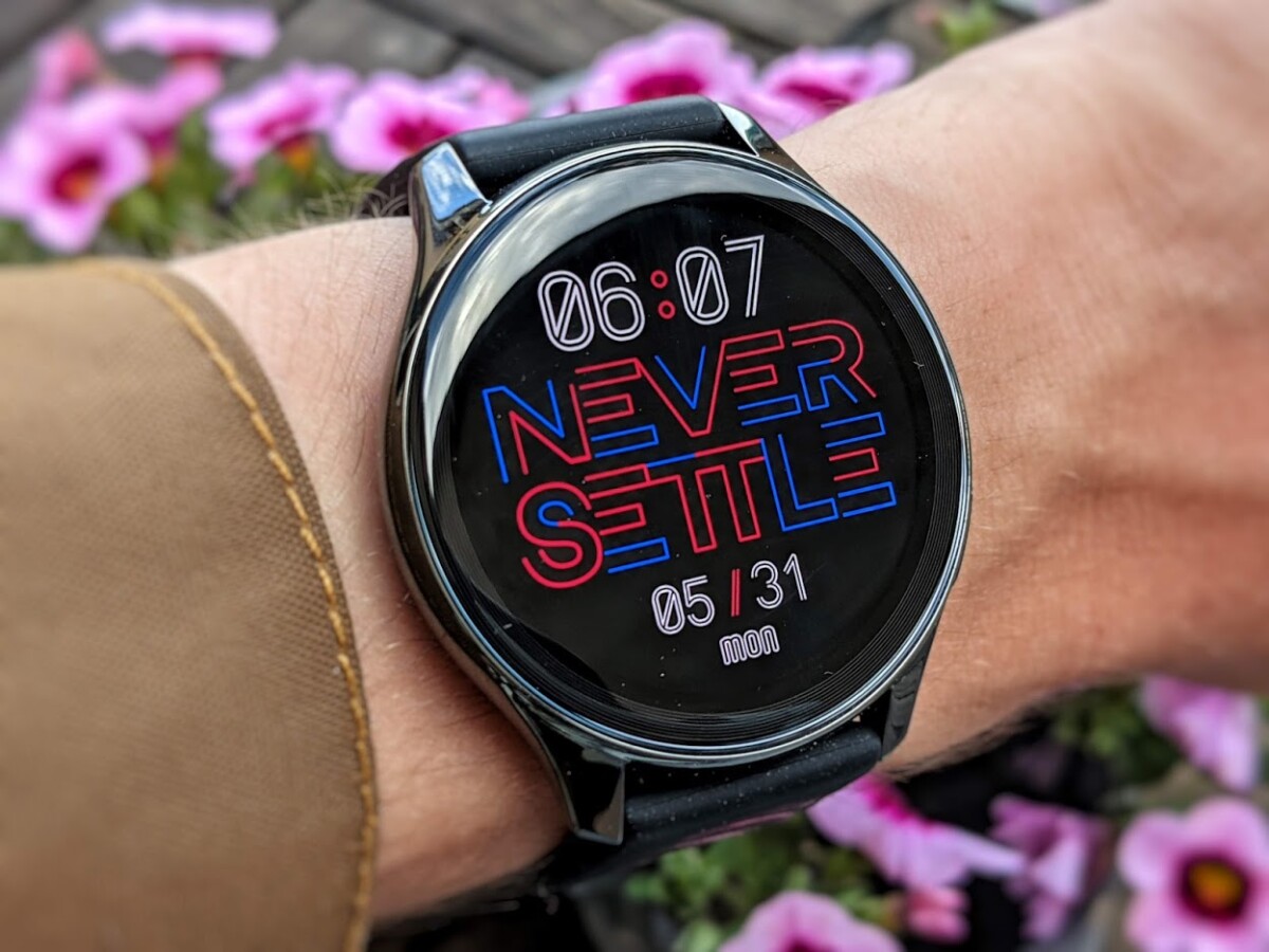 La OnePlus Watch et son cadran “Never Settle” // Source : Maxime Grosjean pour Frandroid La OnePlus Watch et son cadran “Never Settle” // Source : Maxime Grosjean pour Frandroid
