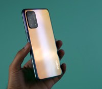 Les reflets au dos de l'Oppo A54 // Source : Frandroid Les reflets au dos de l'Oppo A54 // Source : Frandroid