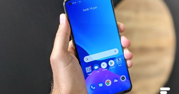 La face avant du Realme GT // Source : Frandroid La face avant du Realme GT // Source : Frandroid