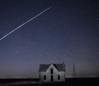 Les satellites créent des trainées visibles depuis la surface de la Terre