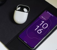 Un smartphone Android 12 avec les Pixel Buds // Source : Eriel Suarez sur Unsplash