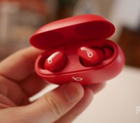 Le bouton d'appairage dans le boîtier des Beats Studio Buds // Source : Frandroid
