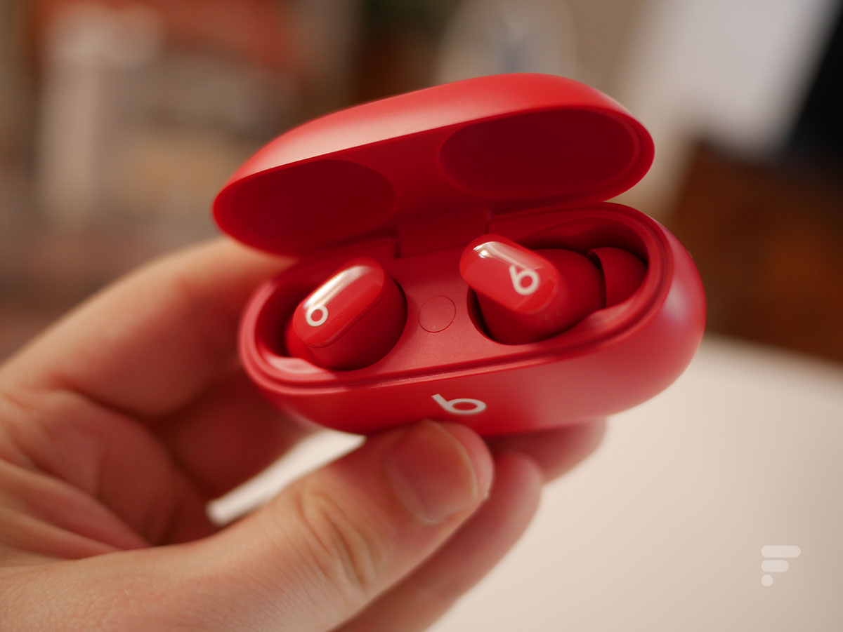 Le bouton d'appairage dans le boîtier des Beats Studio Buds