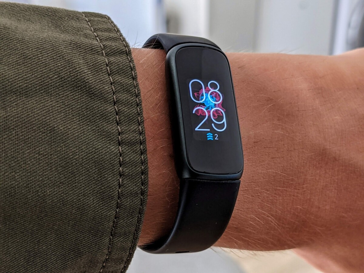 Le Fitbit Luxe et son cadran "Aura" // Source : Maxime Grosjean pour Frandroid Le Fitbit Luxe et son cadran "Aura" // Source : Maxime Grosjean pour Frandroid