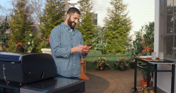 Weber connecte ses barbecues // Source : Weber