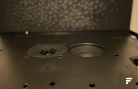 Les deux haut-parleurs cachés sous le cadre-enceinte Symfonisk d'Ikea et Sonos // Source : FRANDROID / Melinda DAVAN-SOULAS