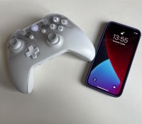 iPhone et manette de Xbox // Source : FRANDROID - Melinda DAVAN-SOULAS