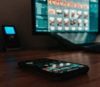 iPhone et Mac sur un bureau // Source : Markus Maushart sur Unsplash